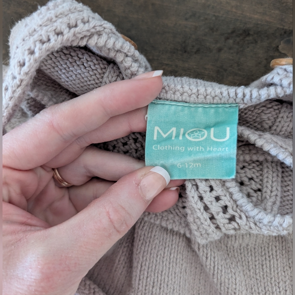 Miou Kids 100% Organic Cotton Knit Baby Romper With Wooden Buttons + Cap/Bonnet - Picture 3 of 4